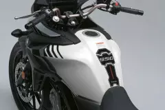 Наліпка на бак червона (990d0-28k01-red)