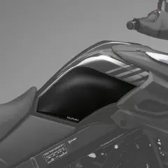 Наліпка на бак бічна (990d0-28k02-pad)